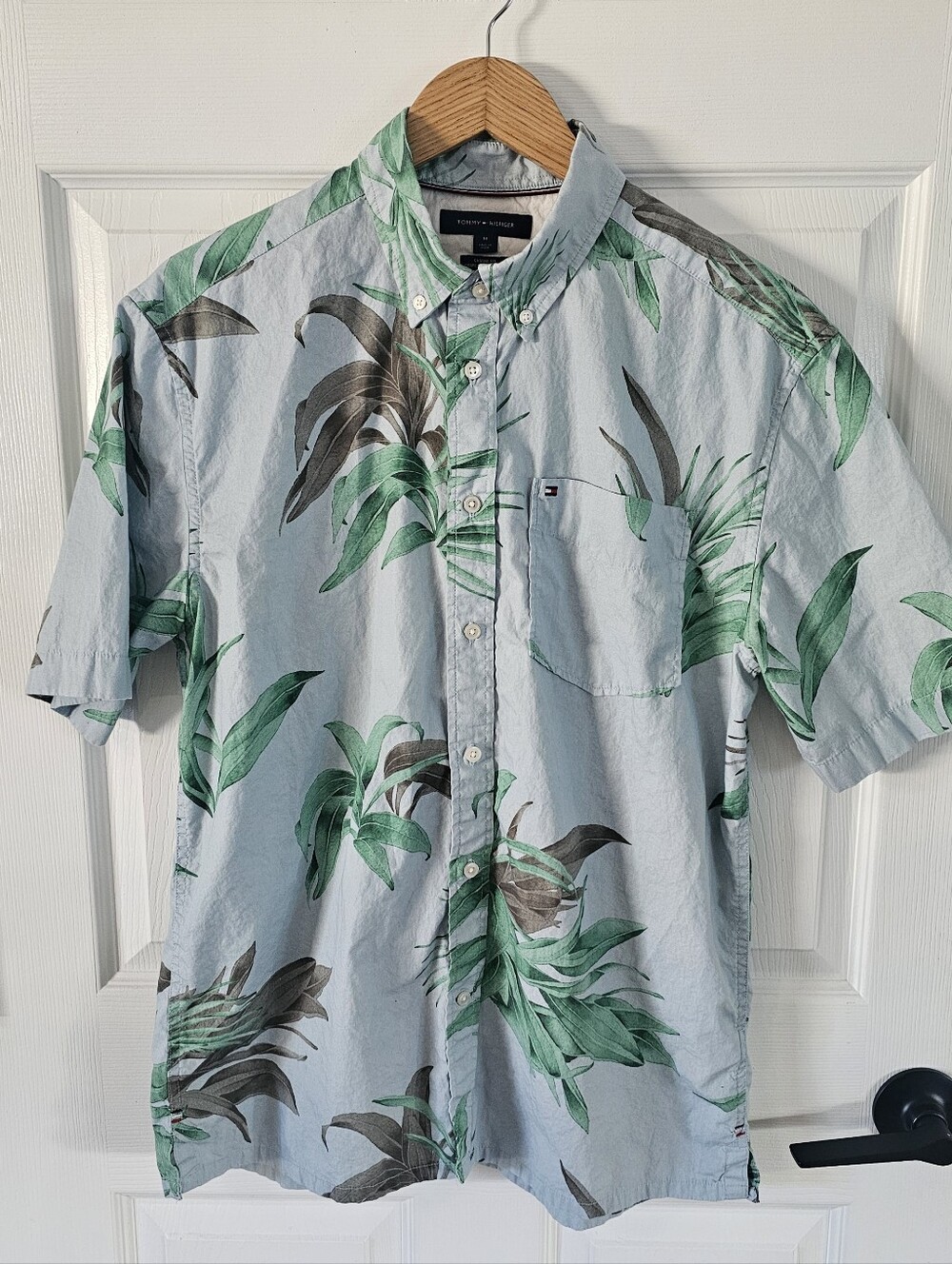 Men's Tommy Hilfiger Tropical Short Sleeve Button-down Shirt size M EUC Hawaiian